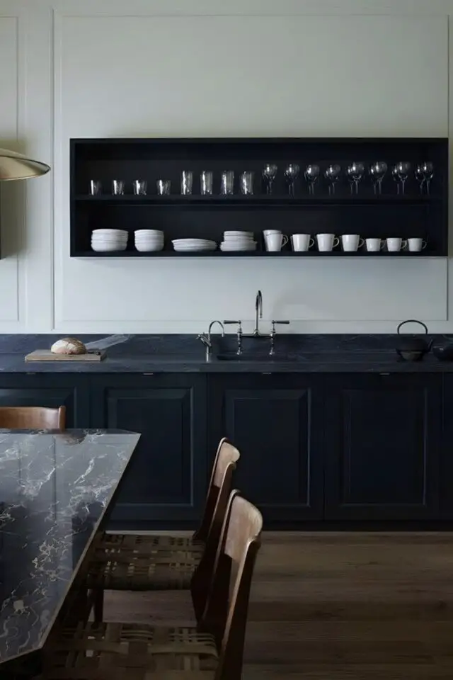 décoration intérieure cuisine noir exemple associé avec des murs blanc étagère murale ouverte implantation en linéaire avec table de repas marbre 