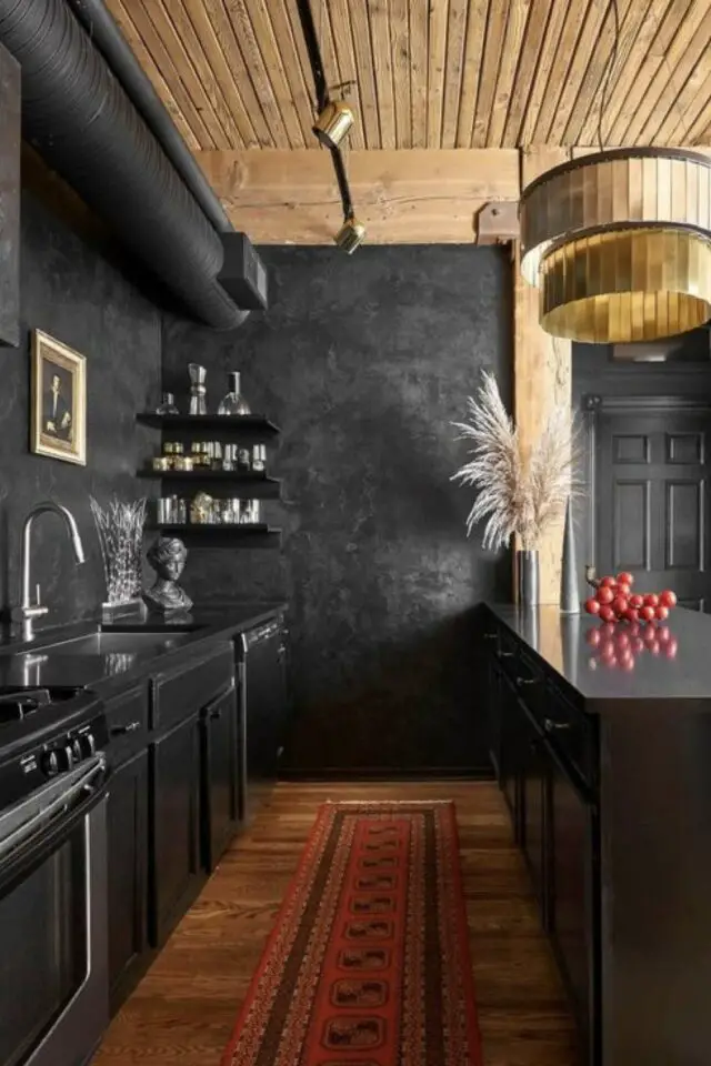 décoration intérieure cuisine noir exemple meuble et mur sourd plafond lame en bois contraste couleur chaleur espace ouvert avec îlot de cuisine