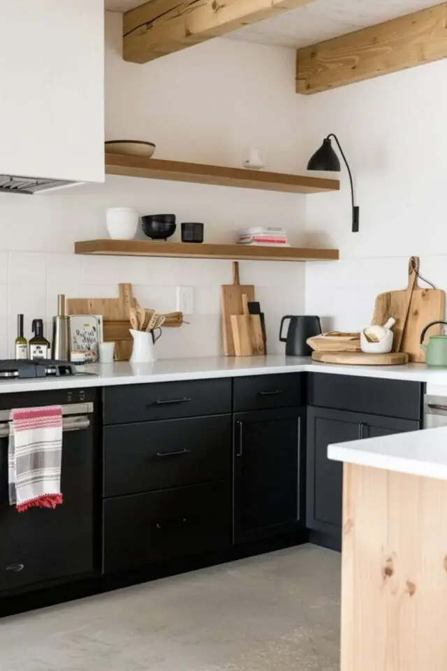 décoration intérieure cuisine noir exemple moderne en U meuble bas couleur étagère murale en bois plan de travail blanc 