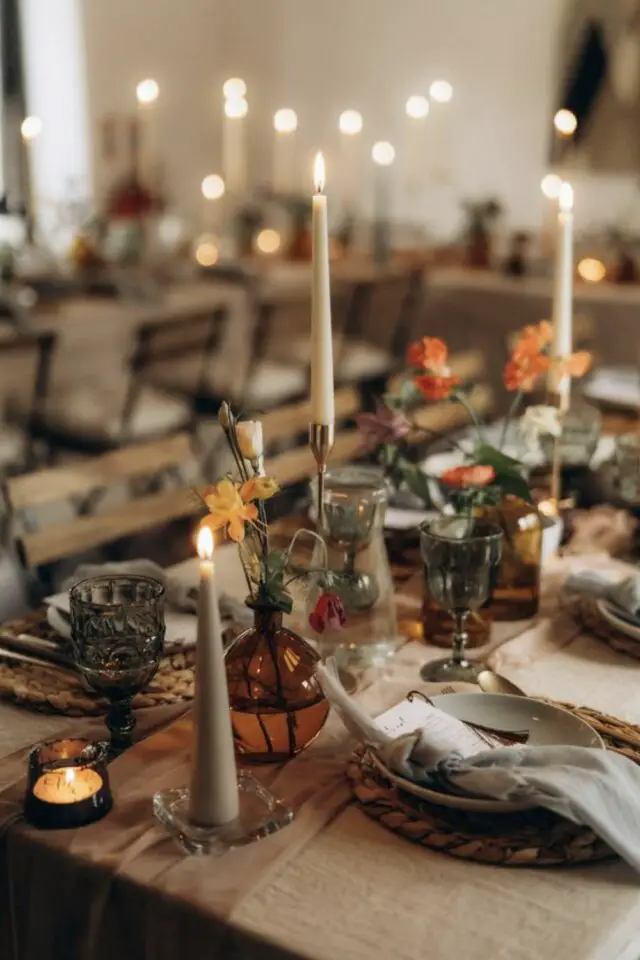 décoration mariage automne exemple table de réception verre fumé bougeoir table en bois assiettes grise claire 