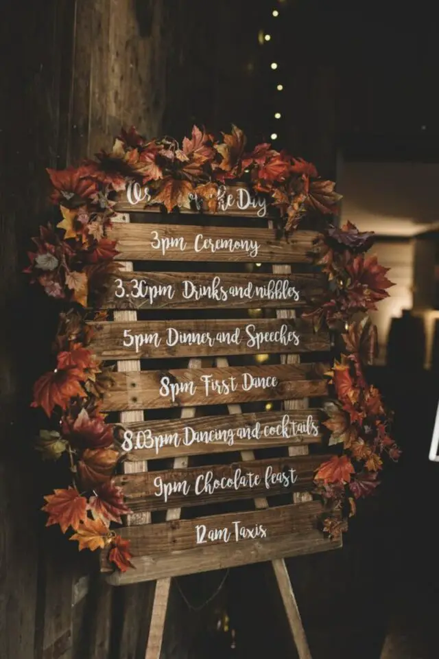 décoration mariage automne exemple panneau d'entrée jolie typo blanche programme palette récup feuillage coloré 