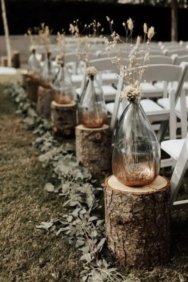 décoration mariage automne exemple allée de mariage rondin de bois dame-Jeanne en verre fleurs séchées 