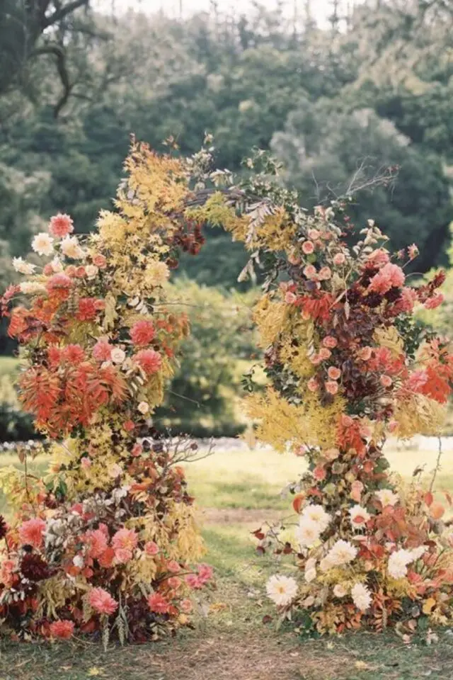 décoration mariage automne exemple arche fleurie vert rose orangé jaune romantique 