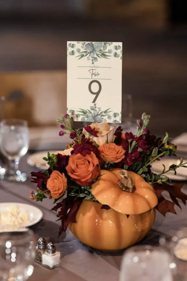 décoration mariage automne exemple numéro de table citrouille en céramique petit bouquet de rose orange 