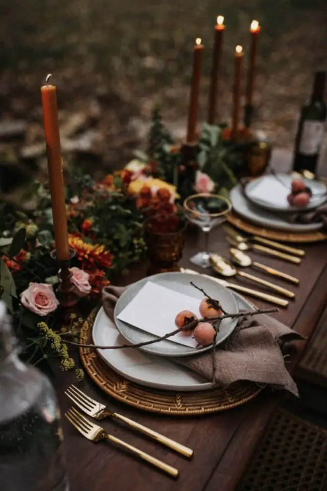 décoration mariage automne exemple table déco élégante bois chemin de table fleurs bougeoirs déco fruits de saison dans les assiettes 