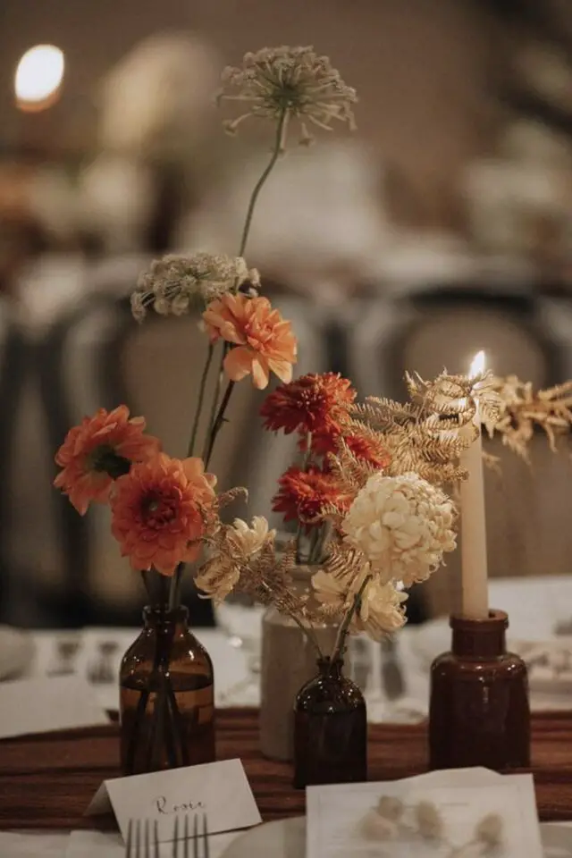 idée déco mariage automne petit bouquet flacon d'apothicaire verre marron dahlia orange bougie blanche  