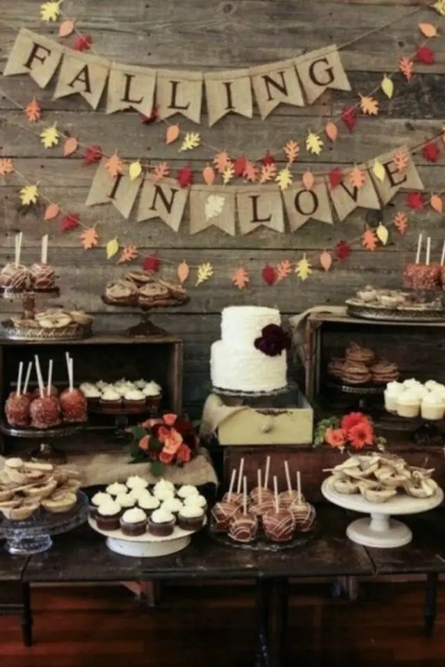 idée déco mariage automne candy bar gâteau et cupcakes guirlande feuille découpée colorée fanion 