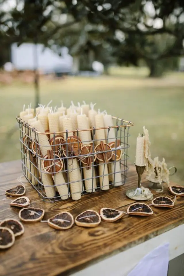 idée déco mariage automne bougies naturelle décorée avec des rondelles d'orange séchée et de la cannelle cadeau à offrir aux invités facile