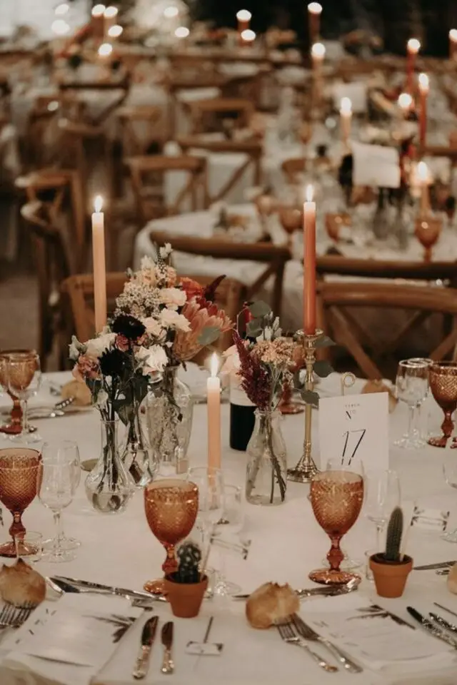 mariage d'automne décoration inspirations décor de table simple et chic bougie orangée et écrue petit bouquet de fleur dans des vases transparent verre à pied coloré 