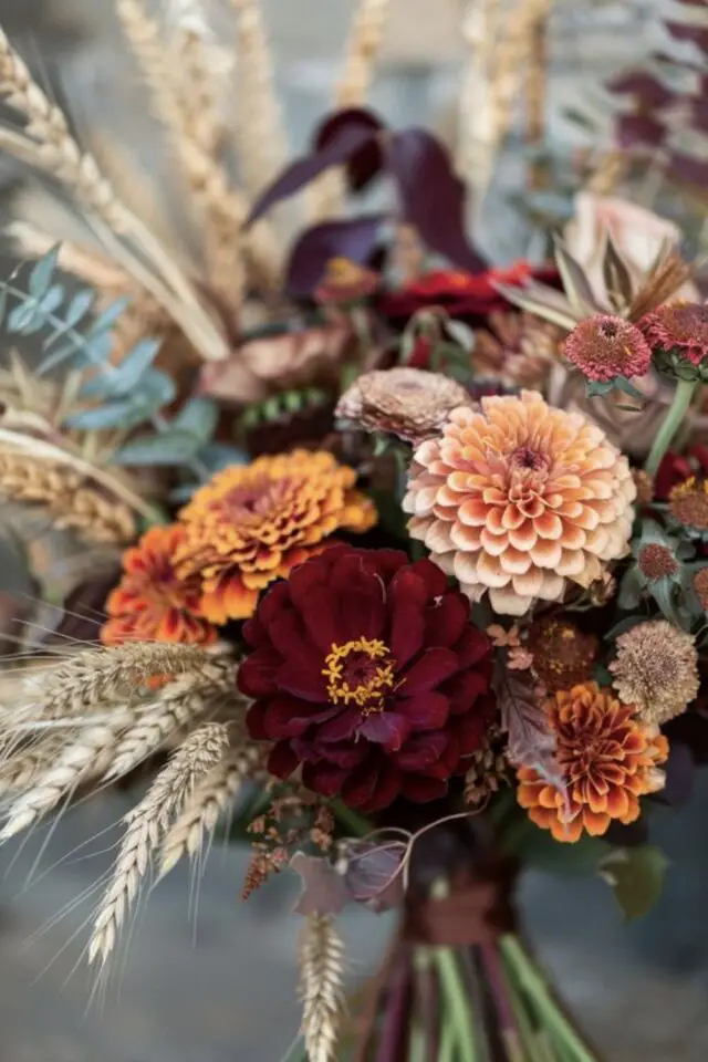 mariage d'automne décoration inspirations bouquet coloré dahlia gerbera brins de blé séché