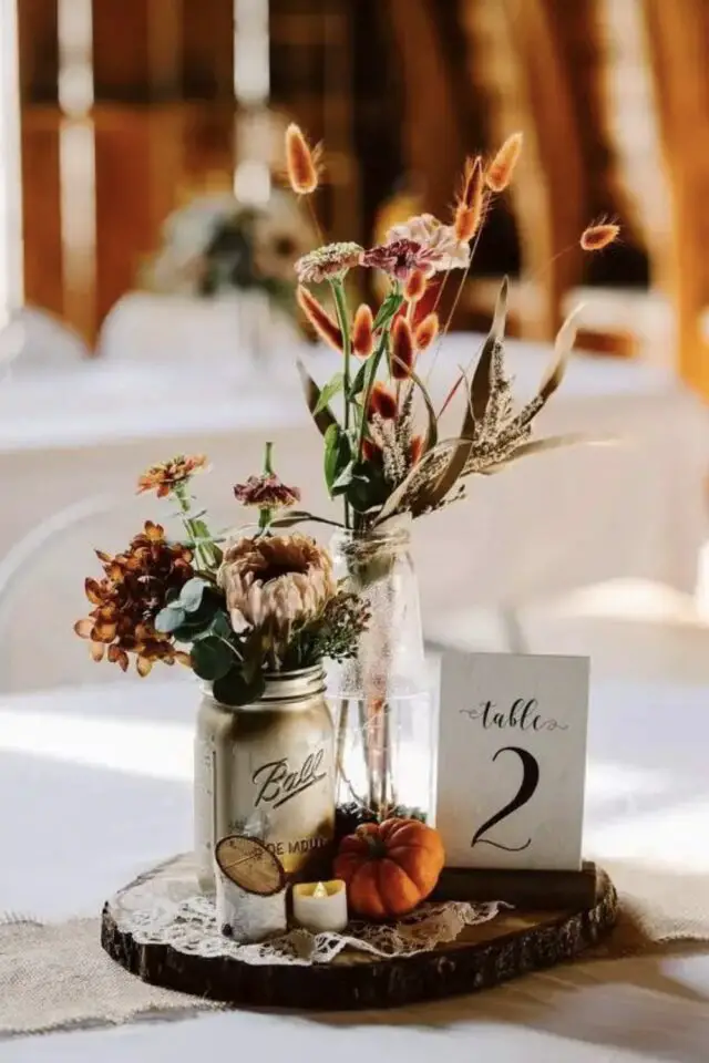 mariage d'automne décoration inspirations centre de table composition numéro petit bouquet vase récup posé sur un rondin de bois 