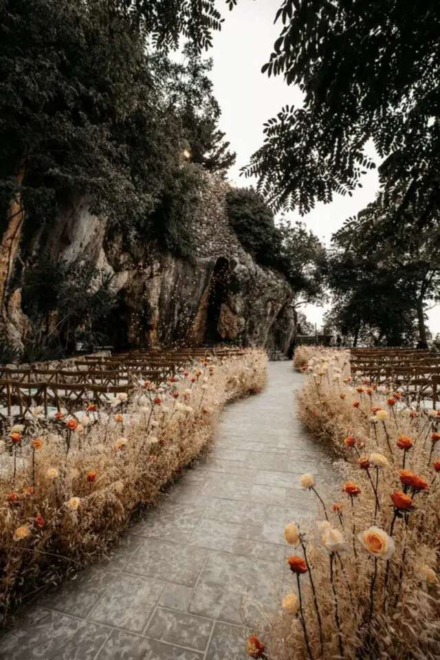 mariage d'automne décoration inspirations allée jardinnière cachées fleurs colorées et fleurs séchées 