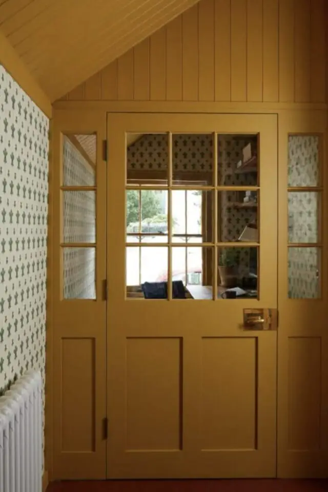 exemple décoration jaune moutarde peinture labris bois et boiserie porte intérieur chaleureux et rustique 