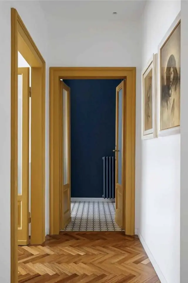 exemple décoration jaune moutarde boiserie peinture encadrement porte couloir blanc 