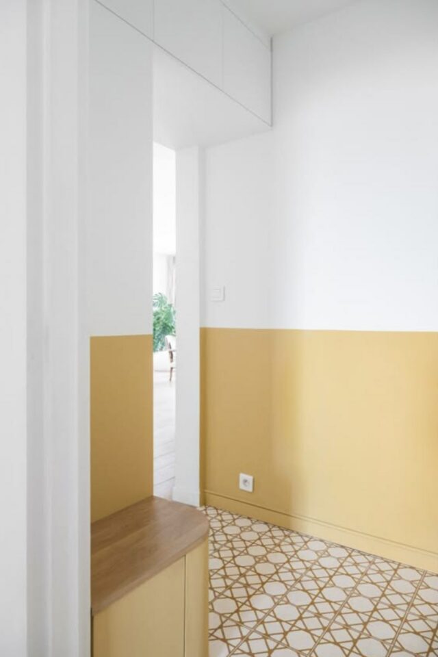 exemple décoration jaune moutarde soubassement peinture carrelage sol idée déco couloir salle de bain cuisine