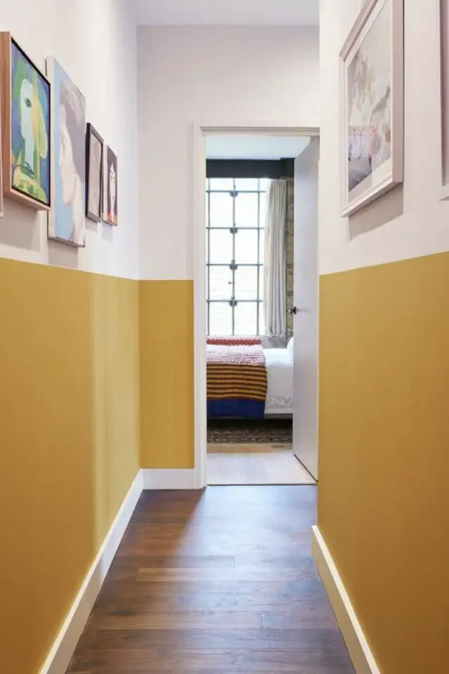 exemple décoration jaune moutarde couloir peinture soubassement parquet déco murale 