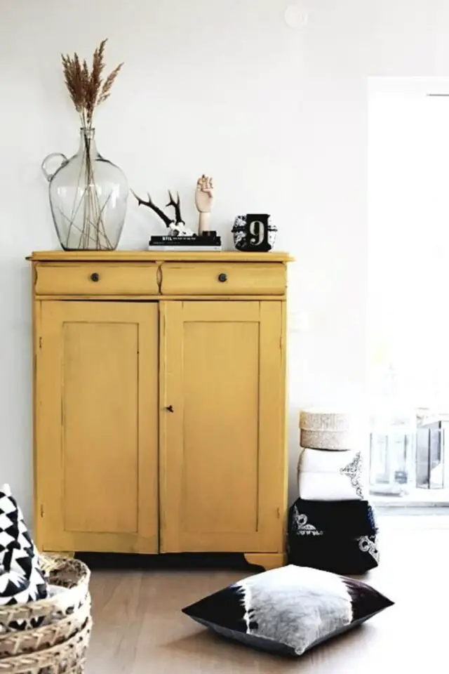 exemple décoration jaune moutarde meuble ancien buffet bonnetière déco éclectique pièce de vie 