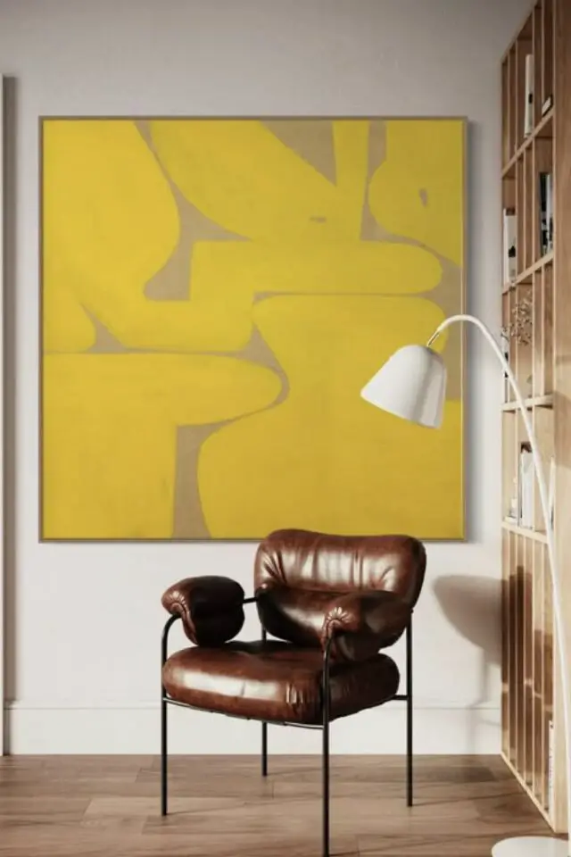 exemple décoration jaune moutarde grand tableau abstrait fond kraft décoration murale 