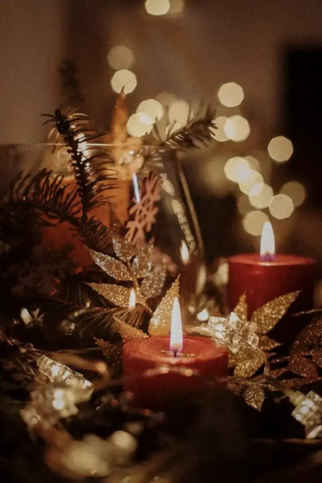 déco maison noël bougies rouges avec déco papier pailleté doré fêtes de fin d'années traditionnelles 