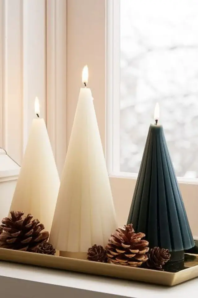 déco maison noël bougies conique sapin blanc et vert moderne et épuré plateau doré avec pommes de pin 