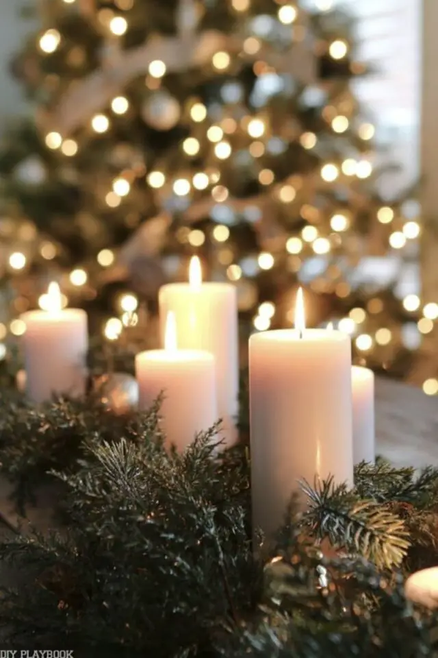 idées décoration de Noël bougies blanches différentes tailles branche de sapin idée facile pour la table 