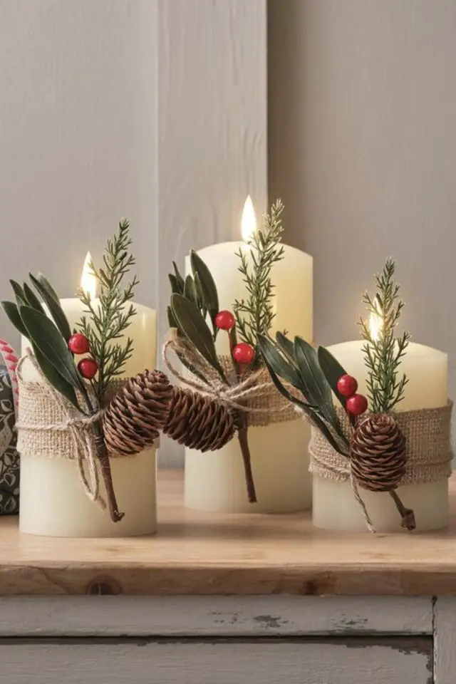 exemple décoration de Noël bougies customisées branche de gui pomme de pin toile de jute et ficelle 