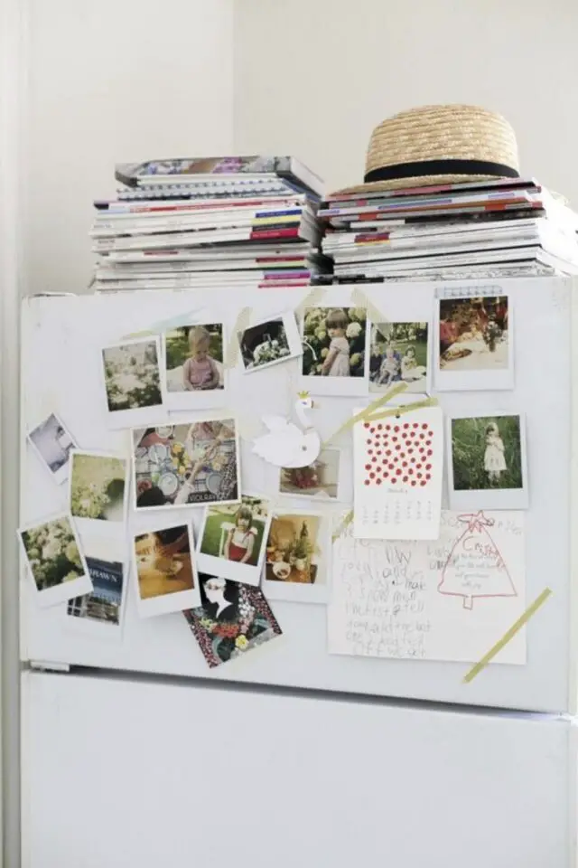 décoration organisation frigo exemple polaroid photo de famille accrochée sur la porte magazine au dessus 