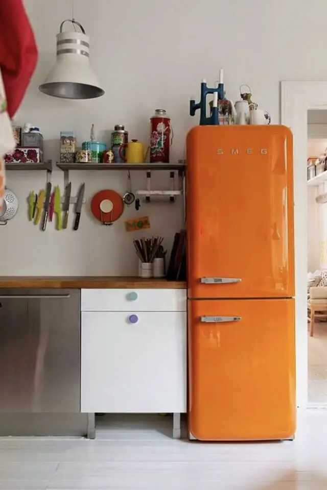 décoration organisation frigo exemple SMEG orange déco posée dessus bougeoir poterie décor de cuisine idée