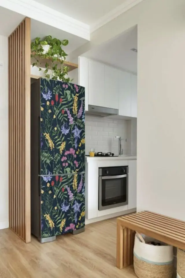 décoration organisation frigo exemple relooking avec stickers fleuri idée originale 