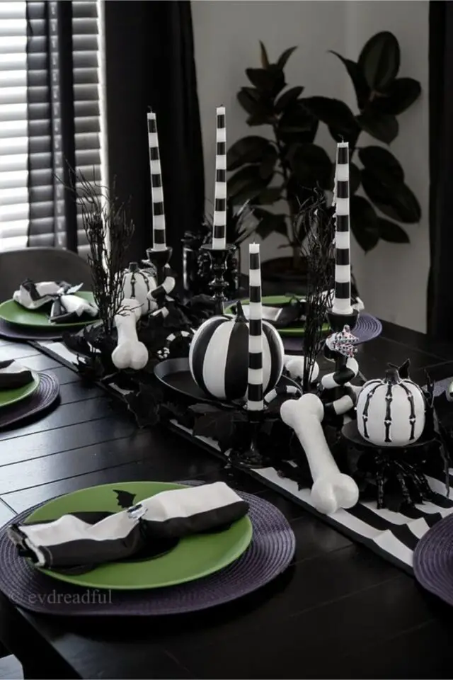 decoration table beetlejuice halloween chemin de table bougie citrouille à rayures blanc et noir 