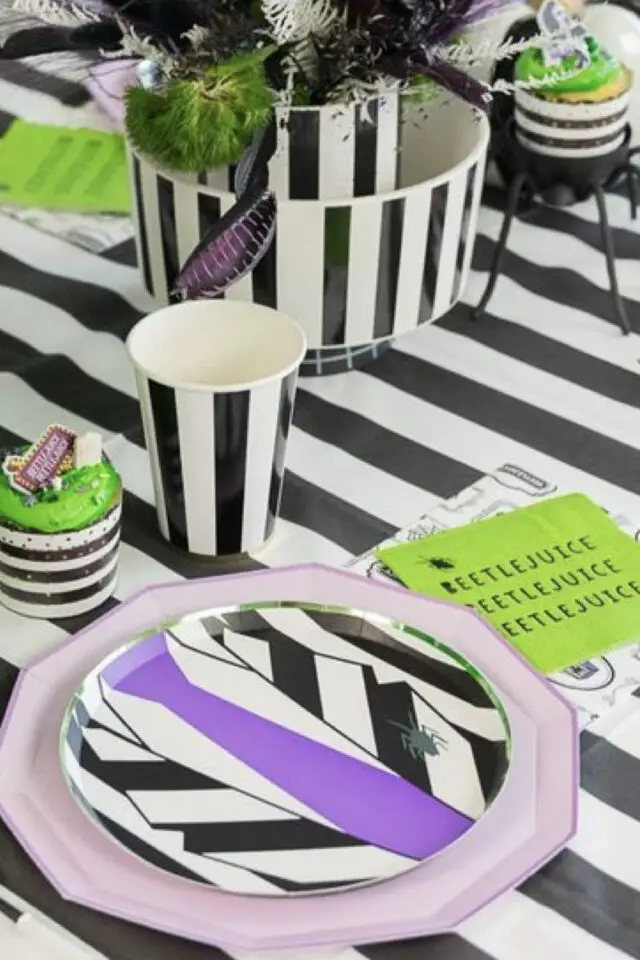 decoration table beetlejuice halloween nappe à rayure blanche et noir assiette et gobelet en carton costume 