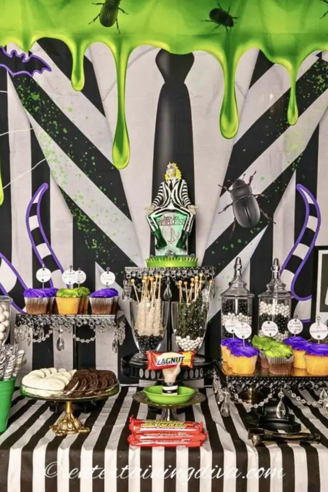 decoration table beetlejuice halloween buffet de cupcake nappe en noir et blanc rayures détail vert et violet 