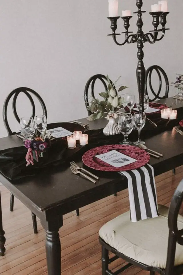 decoration table beetlejuice halloween noir assiette bordeaux chemin de table tissus nappe blanche et noire à rayures 