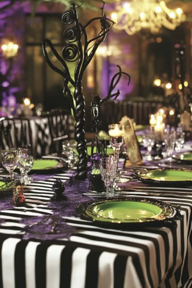 decoration table beetlejuice halloween nappe rayée blanche et noir assiette verte sculpture arbre noir 