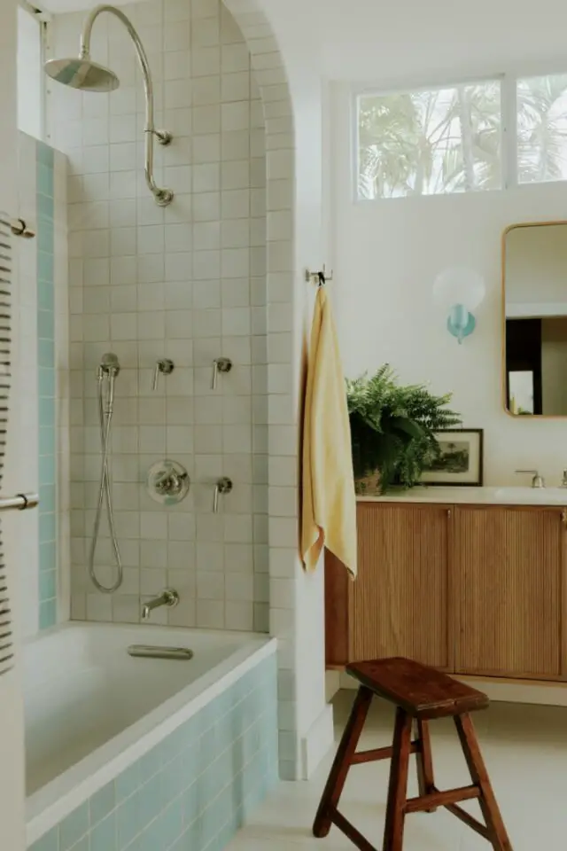 maison de vacances luxe Floride salle de bain rétro bleu et blanche meuble en bois lumineux 