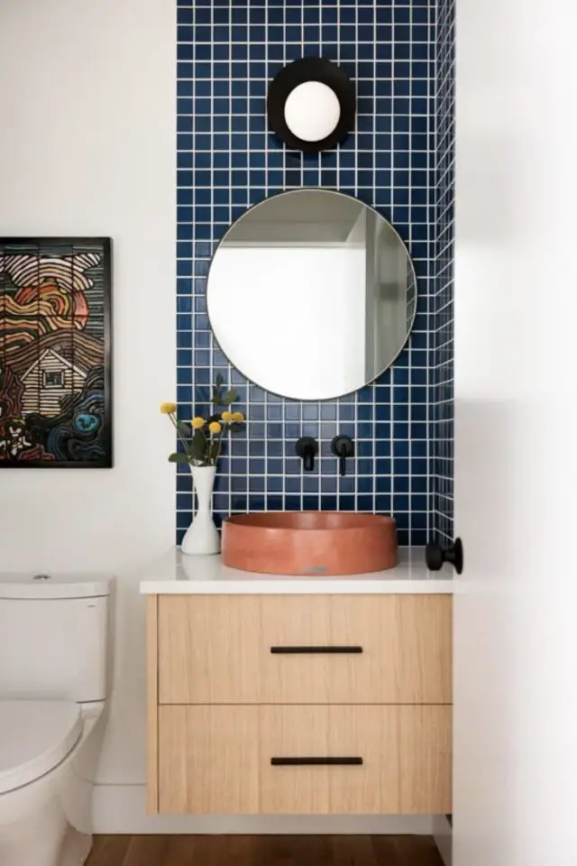 exemple décoration salle de bain bleue marine et blanc meuble en bois vasque terracotta élégant miroir rond 