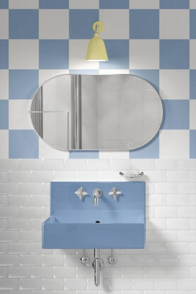 exemple décoration salle de bain bleue lavabo mural coloré idée originale stickers carrelage effet damier associé à du blanc 