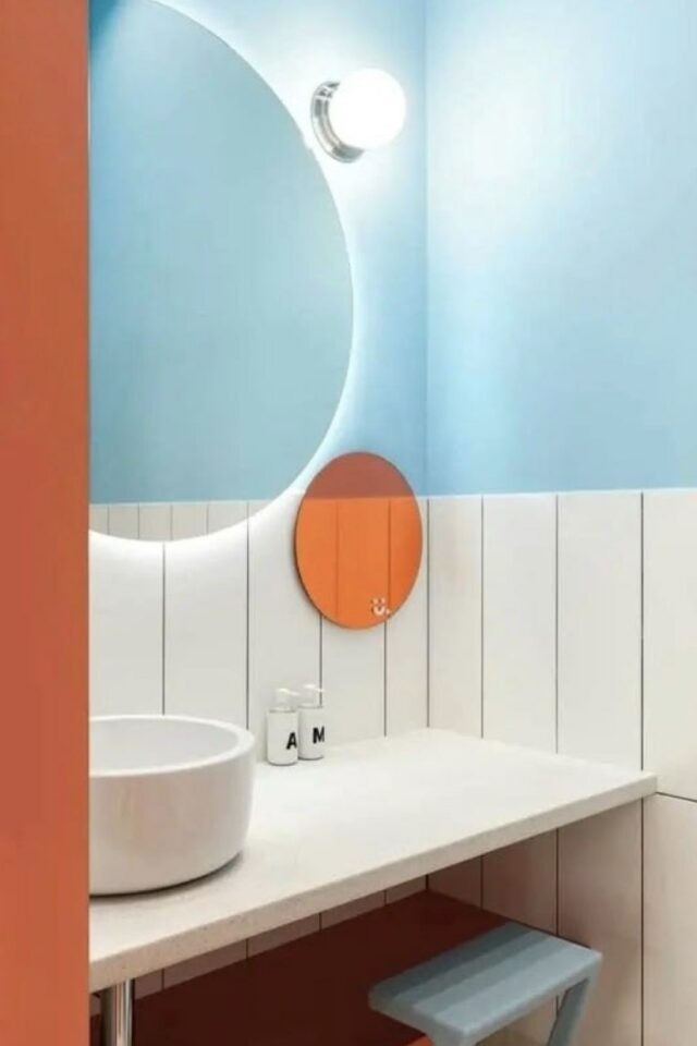 exemple décoration salle de bain bleue peinture claire pastel carrelage blanc vasque ronde miroir rond rétro-éclairé 