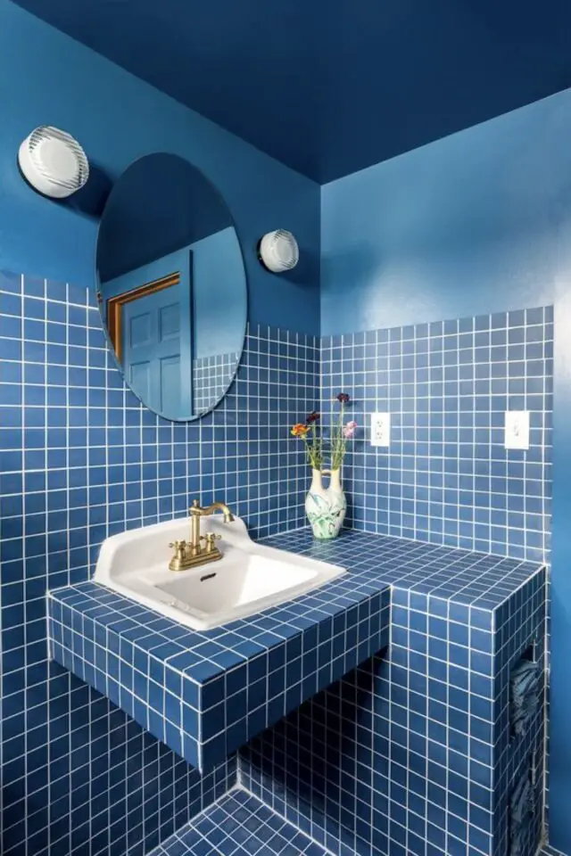 exemple décoration salle de bain bleue carrelage et peinture ton sur ton plafond espace intime et chic 