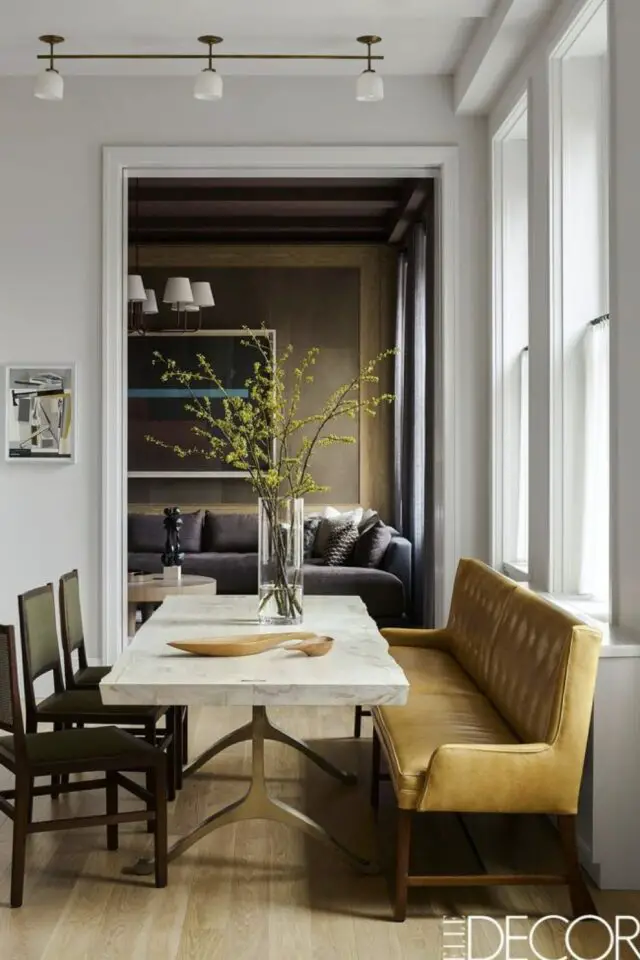 accessoire décoratif salle à manger idée banquette capitonnée jaune table pied métal doré plateau en marbre élégant