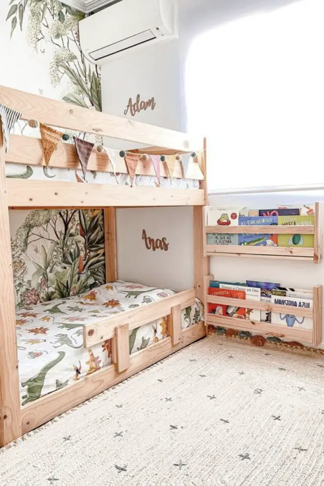 idée aménagement chambre deux enfants lits superposés en bois tapis écru bibliothèque murale simple mais pratique 