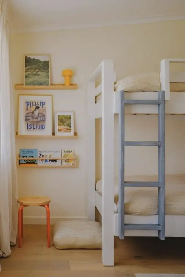 idée aménagement chambre deux enfants lits superposés étagères bout du lit petite bibliothèque déco 