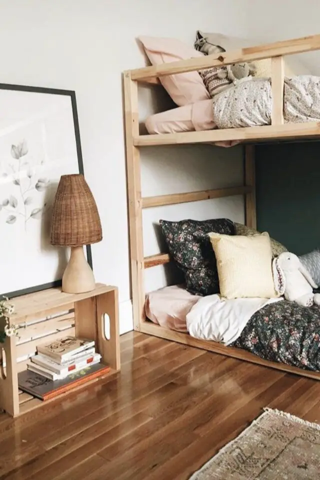 exemple aménagement chambre deux enfants lits superposés en bois clair caisse table de chevet simple et déco nature 