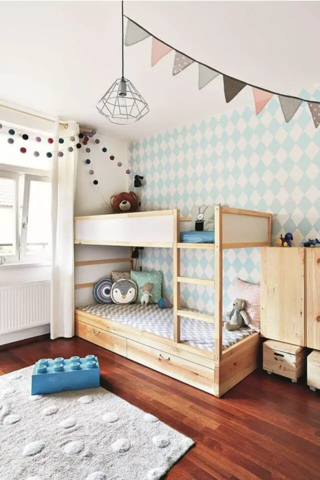 exemple aménagement chambre deux enfants lits superposés mur accent papier peint meuble en bois armoire simple 