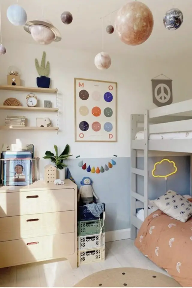 aménagement chambre deux enfants lits superposés exemple soubassement bleu ciel commode en bois clair lit gris 