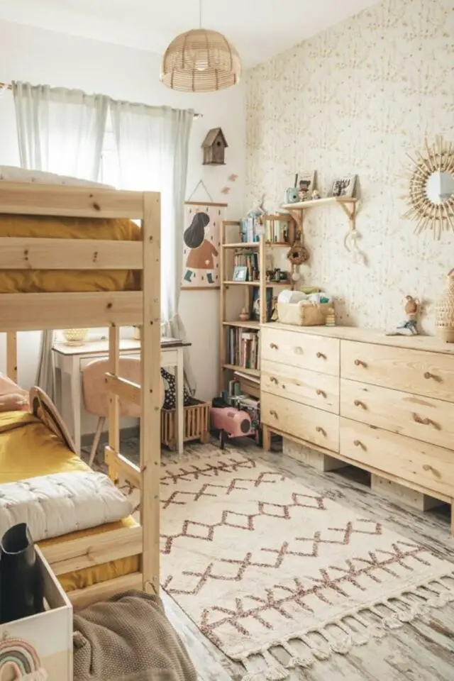 aménagement chambre deux enfants lits superposés en longueur décor bohème beige blanc bois clair mur de commode 