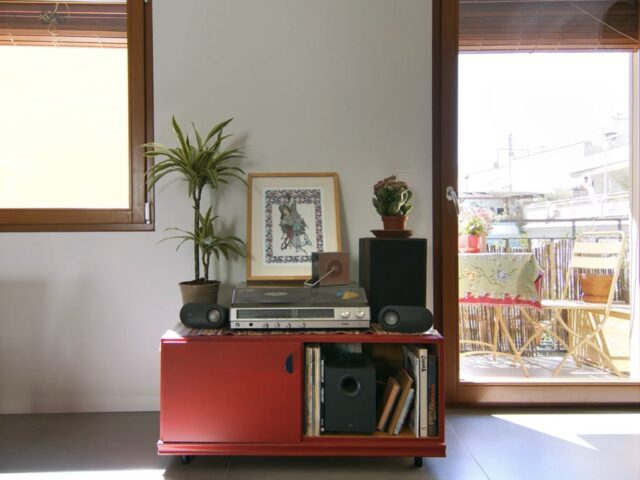 appartement 55m2 fonctionnel petit meuble de rangement rouge platine vinyle 