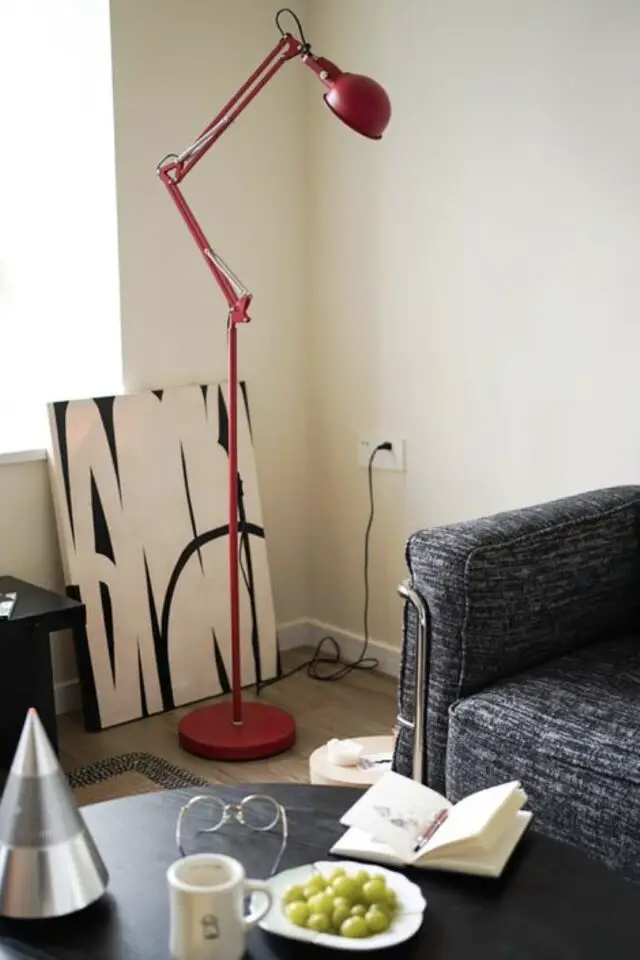 bien choisir lampe liseuse salon conseils et décoration lampadaire rouge sur pied coin de la pièce à vivre pas encombrant 