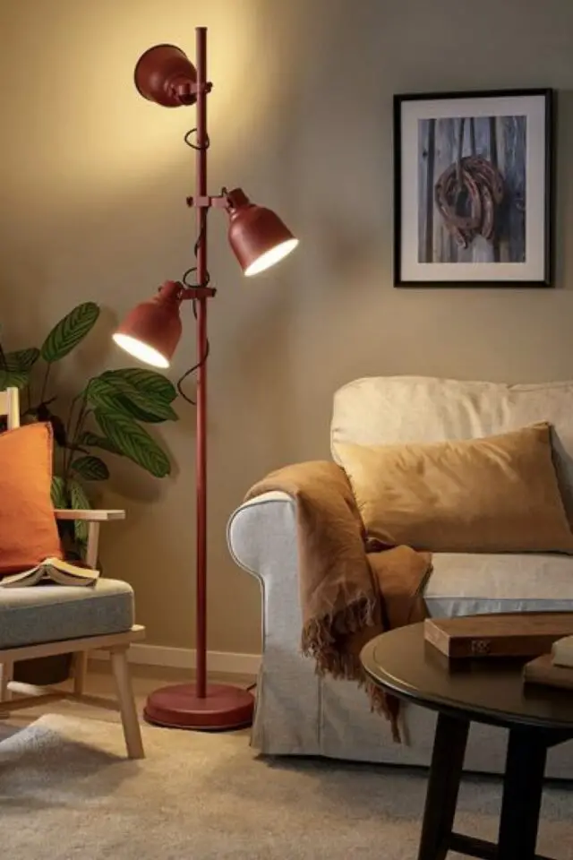 bien choisir lampe liseuse salon conseils  lampadaire rouge avec plusieurs abat-jours en métal moderne pas cher à poser à côté du canapé 