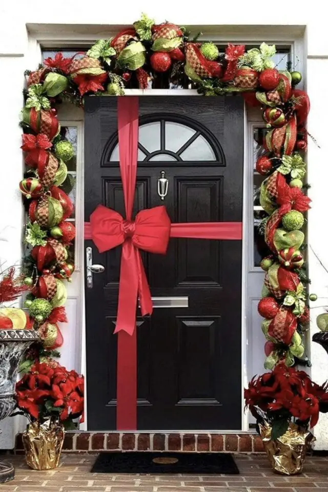 décoration noël ruban porte d'entrée noeud rouge comme un emballage cadeau